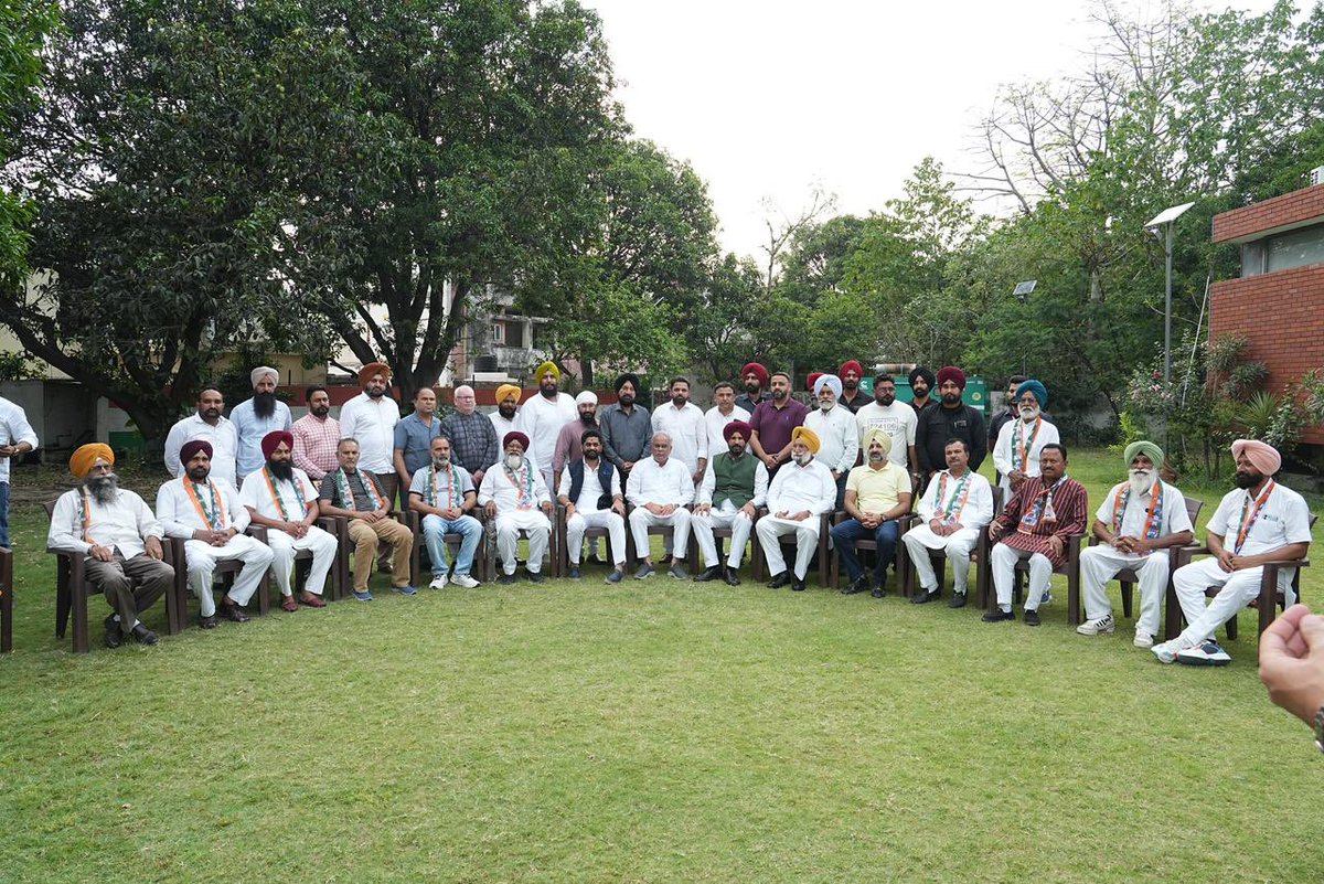 गत दिवस पंजाब कांग्रेस भवन, चंडीगढ़ में आगामी विधानसभा चुनाव को लेकर वरिष्ठ नेताओं एवं पदाधिकारियों की महत्वपूर्ण बैठक में शामिल हुआ.

बैठक में संगठन को बूथ लेवल तक सशक्त बनाने सहित पार्टी की आगामी रणनीतियों और प्रदेश के महत्वपूर्ण मुद्दों पर विस्तृत चर्चा की.

इस दौरान पंजाब