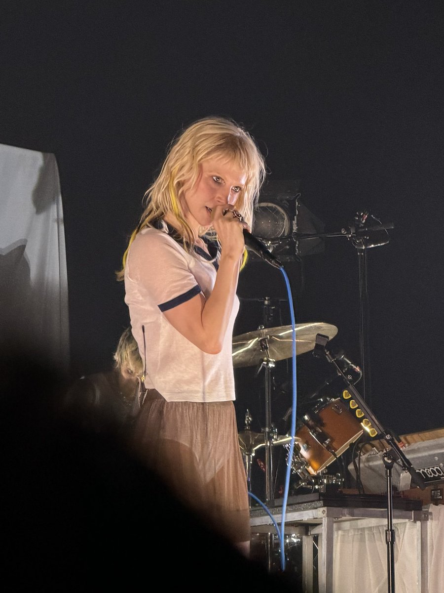 YELYAHPOI's tweet photo. hayley on stage for her second sold out show at the Fox Theatre in Oakland ! #HWAABP https://t.co/8fDr45RtDb