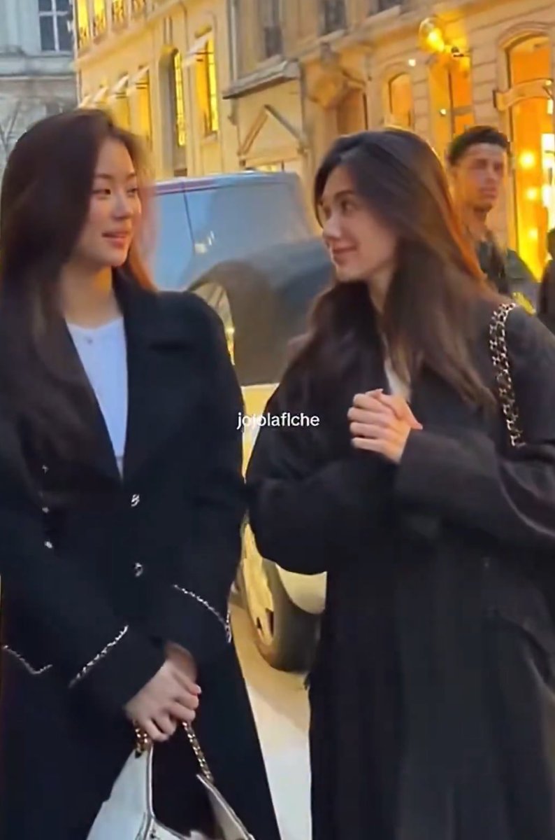 mlformiulena's tweet photo. the height difference when they are actually the same height 😭😭

#PLSLOVE_Fitting
#ลีน่าหมิว #LenaMiu https://t.co/iHMNhMtBxm