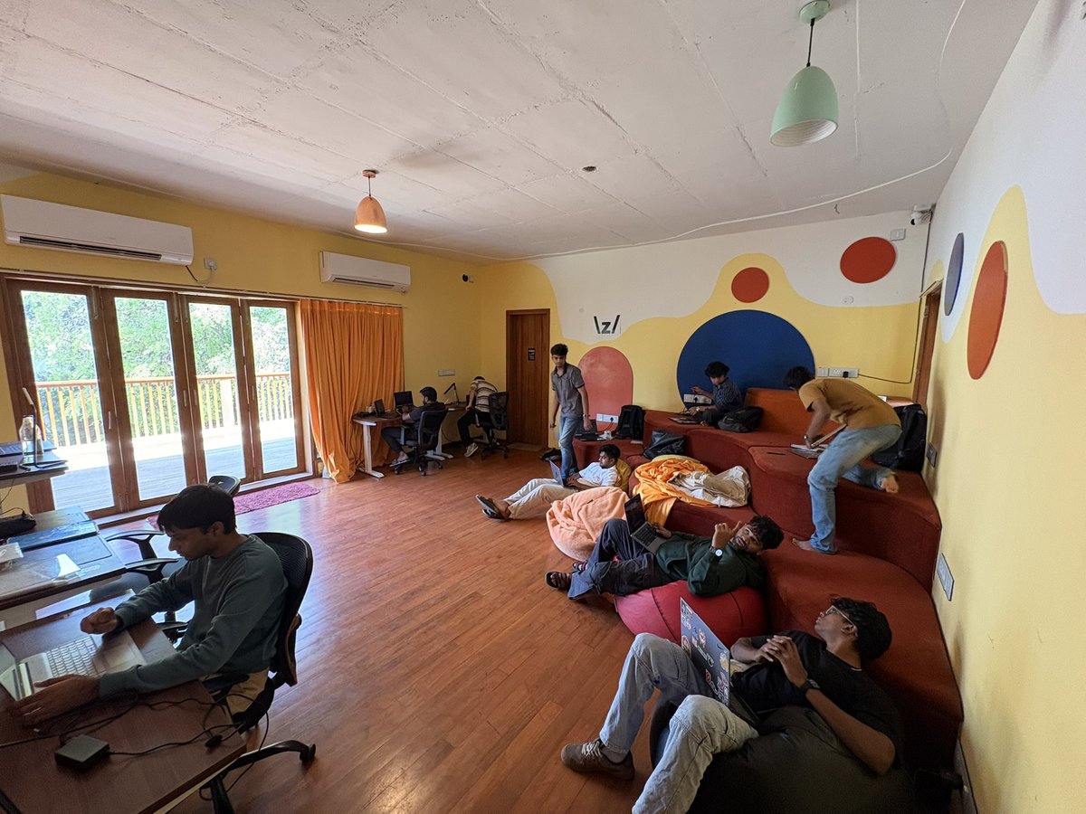 0xsaikarthik's tweet photo. Bean bags and chill @BLRxZo https://t.co/nqvH1TjXSJ