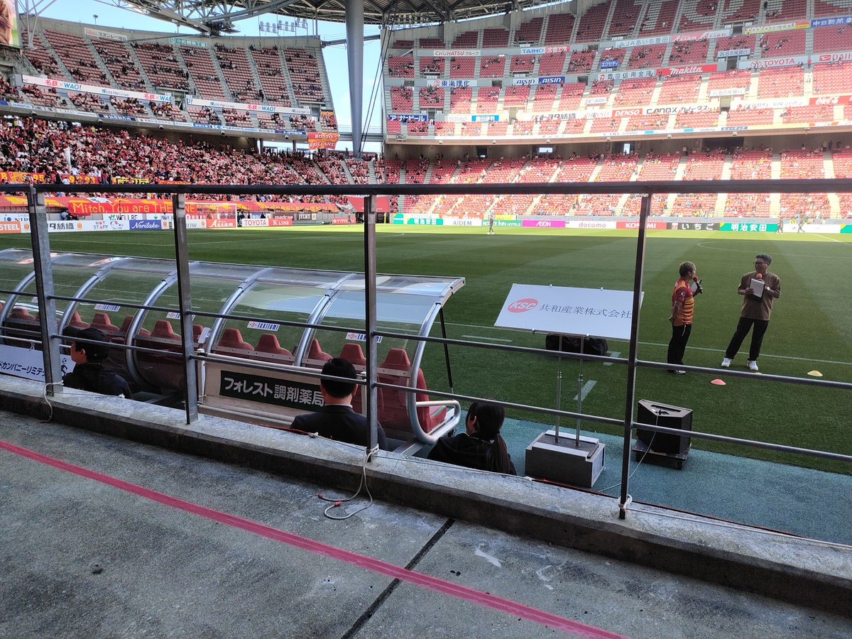 nge2517's tweet photo. 今日はここから⚽
初めての最前列。ベンチ裏でびっくり❗ https://t.co/0urTibZKUu