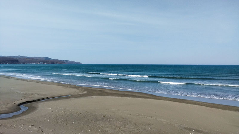 chataro928's tweet photo. 浜へ降りた。

波の音を聞きながら、
しばらく海を見ていた。

網走なのに、
思い出していたのは函館だった。

左に函館空港、
右に立待岬。

大森海岸を歩いていた時間が、
少しずつ記憶から戻ってくる。

#北海道 #網走 #青と白の世界
#旅する感情 #網走海岸

May 1, 2026｜Abashiri Coast https://t.co/734UODp2Uw