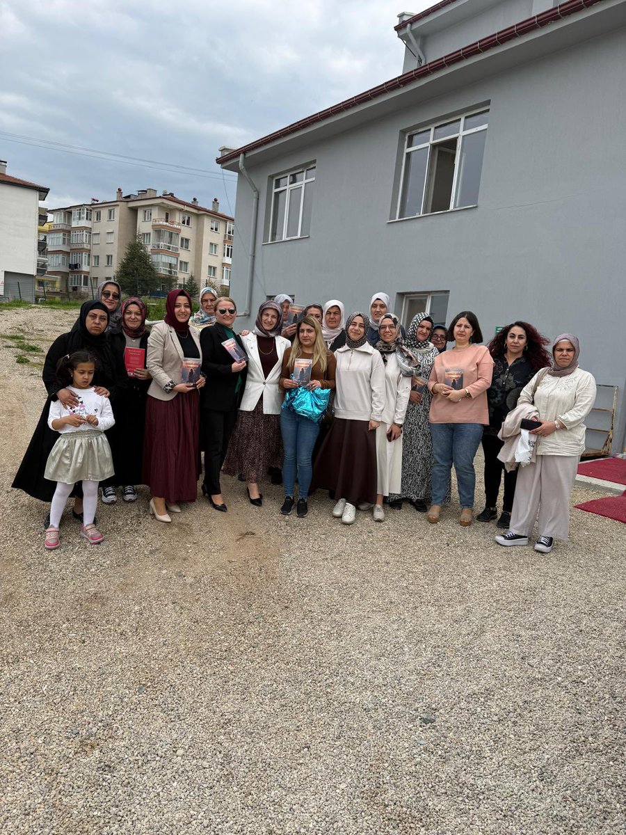 EnjAfyon's tweet photo. Hayatın her yükünü omuzlayan, dualarıyla yolumuzu aydınlatan ve varlıklarıyla bize güç veren başta teşkilatımızın fedakar kadınları olmak üzere tüm annelerimizin gününü tebrik ediyoruz.
Bir gün değil, her gün başımızın tacısınız. 🌸
#AnnelerGünü #EnerjiBirSenAilesi #AnneSevgisi https://t.co/h1SbddKIsq