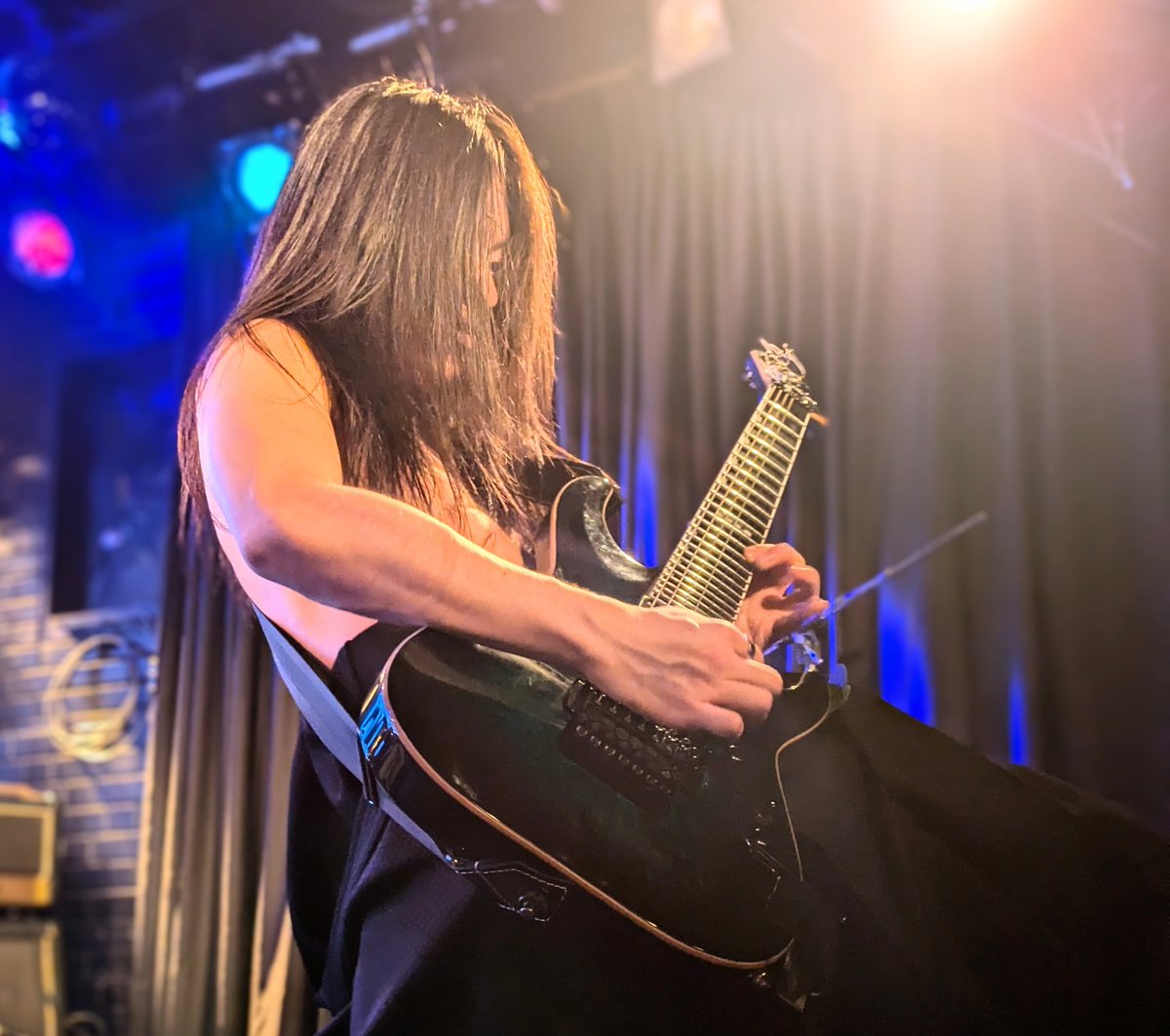 kochiro86's tweet photo. 《METAL ON METAL CARNIVAL meets BTH NIGHT 2026 DAY2》
兀突骨の存くん

新ギタリストであり愛され後輩キャラ！
正式加入となって、前回観た時よりものびのびプレイしてる印象でした
きっと沢山沢山練習したのでしょう…👏
これからの活躍が益々楽しみです✨️

#兀突骨 https://t.co/CUlRudItwj