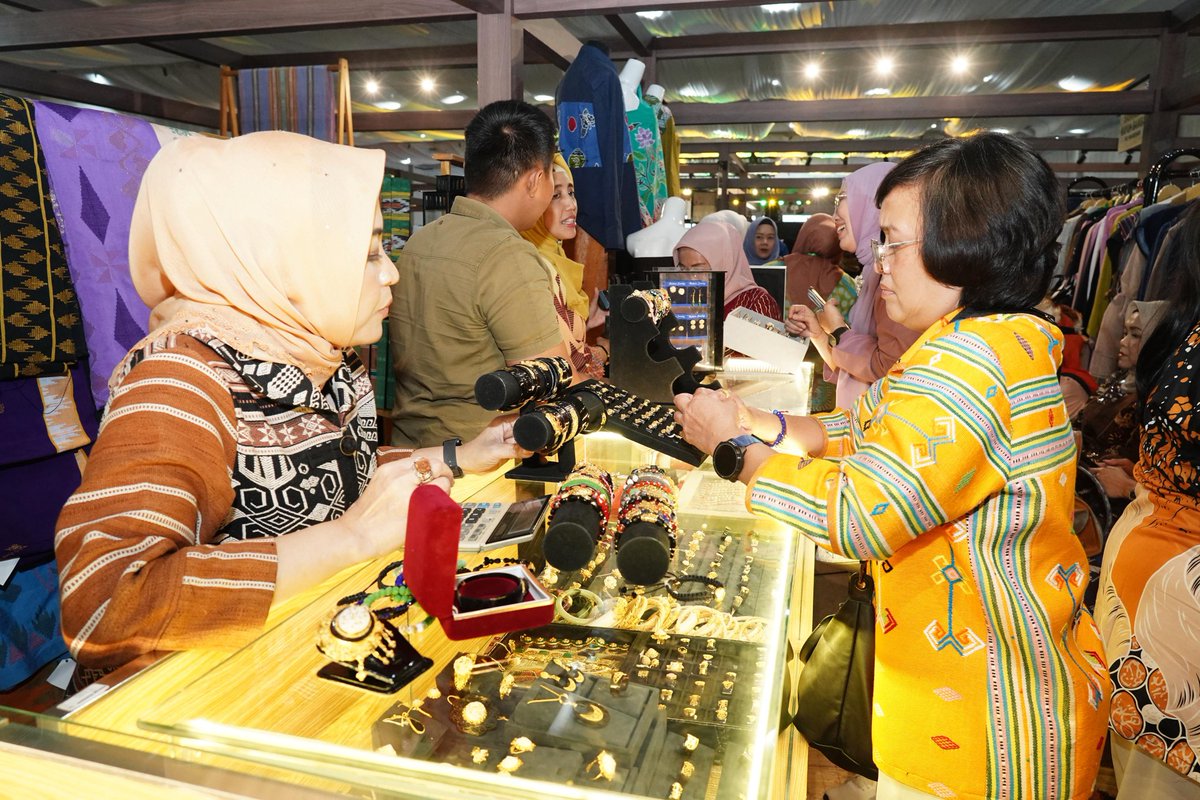 Cakra_Kostrad's tweet photo. Helsgallery Bersinar di Hari Ketiga PERSIT BISA Vol. II, Pesona Karya Lokal yang Memikat Pengunjung
.
#persitbisa
#persitkck
#persitpgkostrad
#kostrad #penkostrad https://t.co/kFBMfruHUX