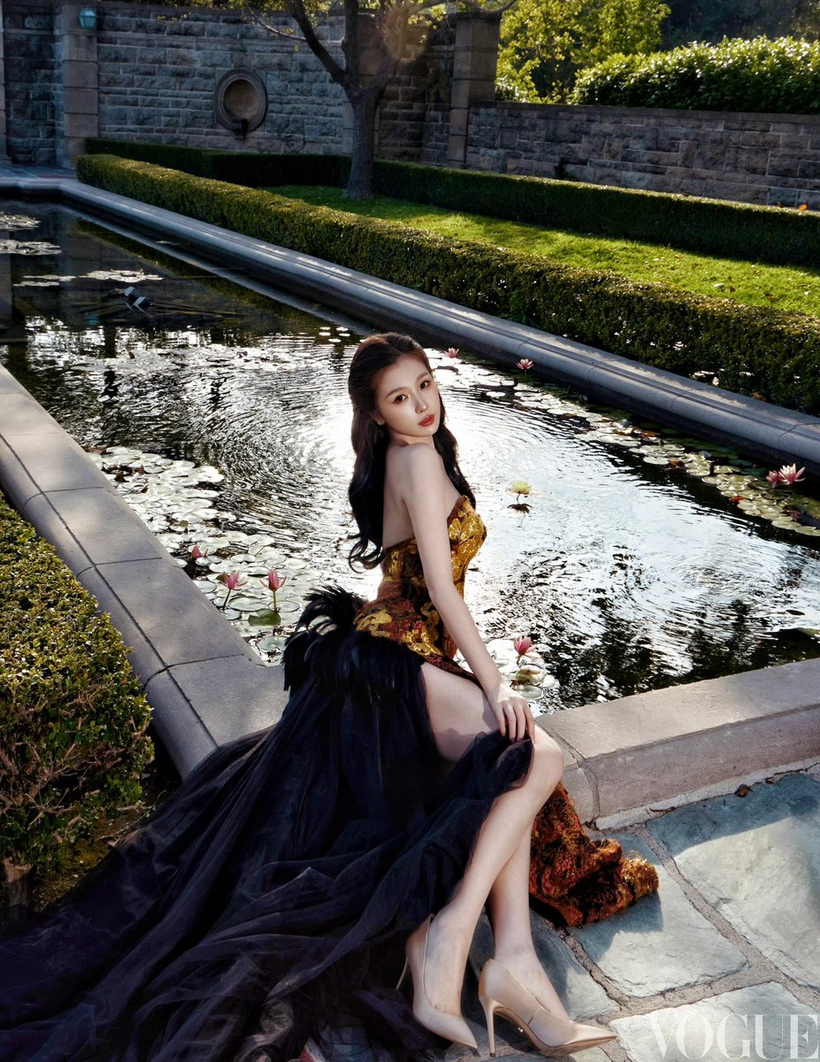 ELLE                                        VOGUE