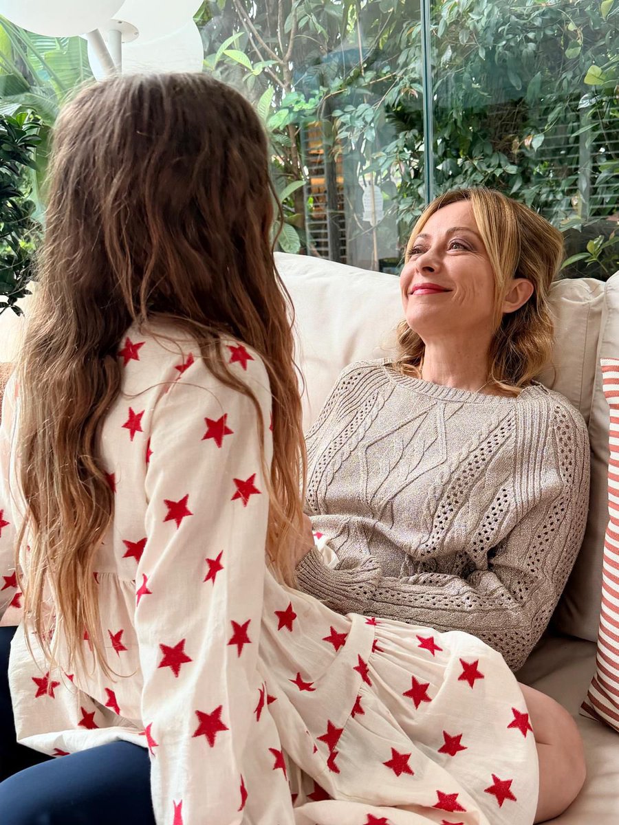 Essere mamma è il dono più grande e, insieme, la sfida più profonda che la vita possa regalare.

La maternità ti cambia dentro: cambia il cuore, il tempo e il modo di guardare il mondo. Ti rende più forte e più fragile allo stesso tempo. Ti insegna ogni giorno cosa significhi