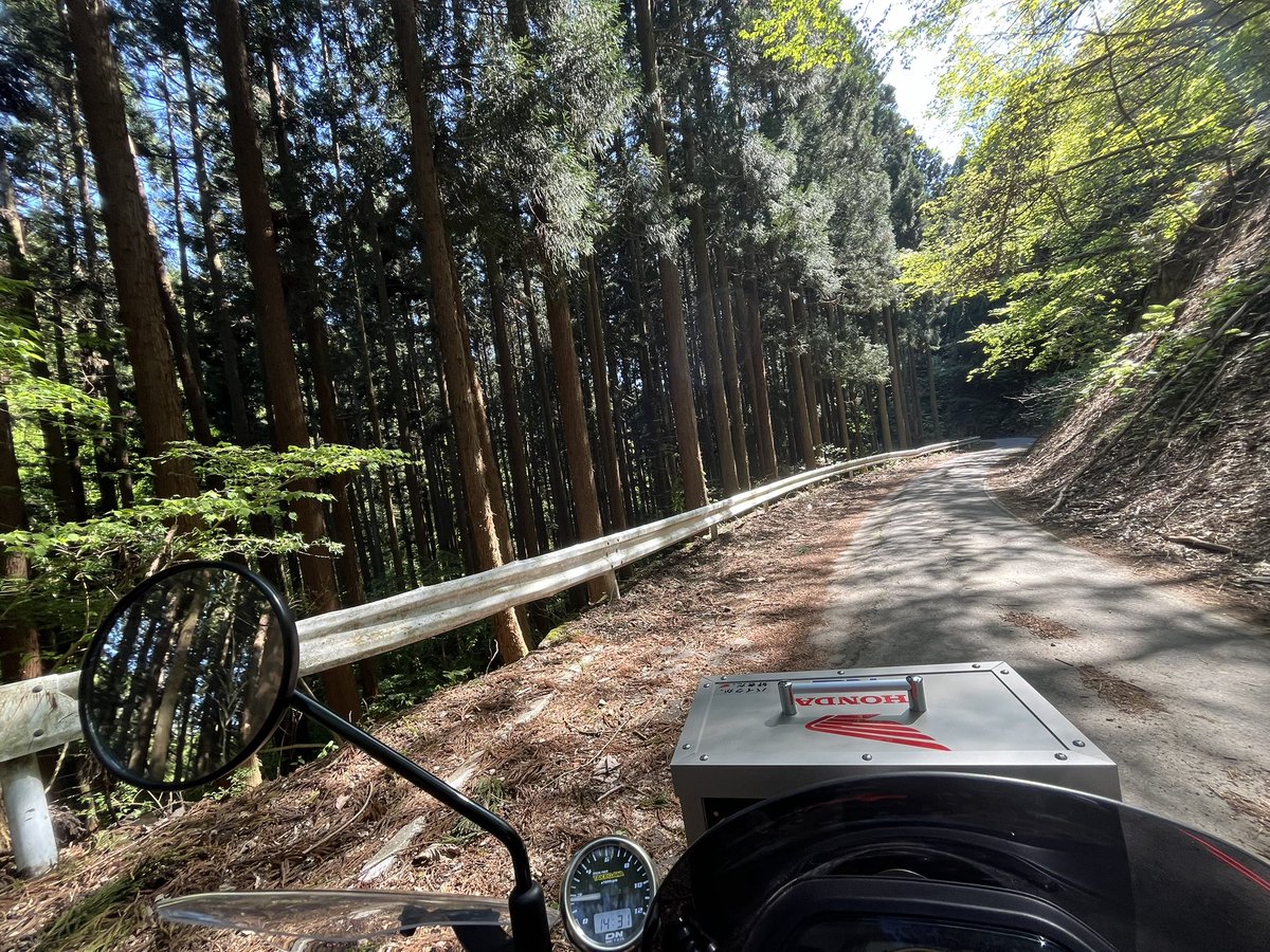 yasEVO's tweet photo. 風が強いですがカブで散策ツーリング
新郷村あたりの道路です。
古い鳥居⛩️が道路の脇にあって神秘的だね^_^
#カブ
#鳥居
#新郷村 https://t.co/nmiCpOegKo