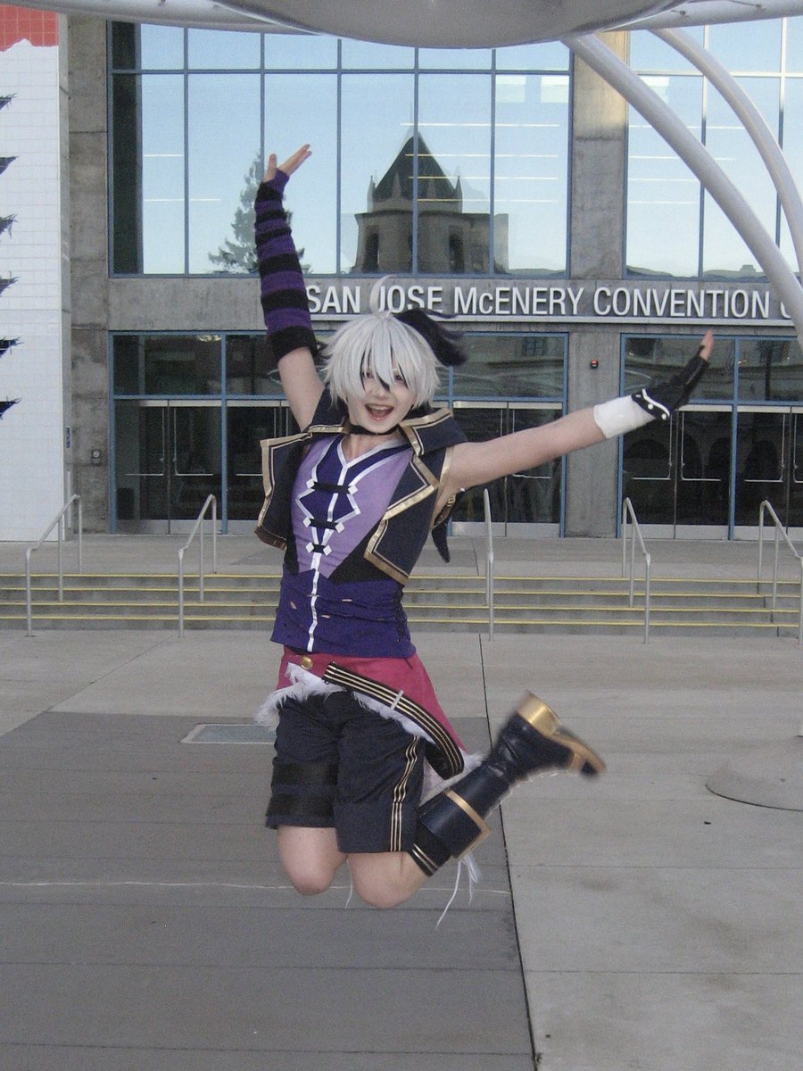 vfl0wer_luvr's tweet photo. a little late lol but happy 12th anniversary to vflower!!! here’s some pics from miku expo ^_^💜

#flower誕生祭2026 #ふらわ〜と #v_flower https://t.co/yNvkMaKtvk