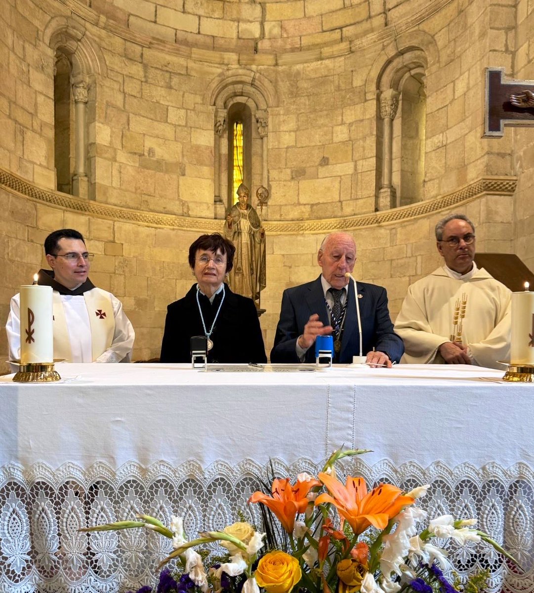 DiocesisVitoria's tweet photo. 🤝 Dos de las cofradias más importantes de #Álava se hermanan. La Basílica de Armentia ha sido el escenario donde se ha rubricado la fraternidad entre la Cofradía de Amigos de #SanPrudencio y la Cofradía de Santa María de #Estibaliz con el fin de reforzar su labor devocional. https://t.co/wiXiIZe8JL
