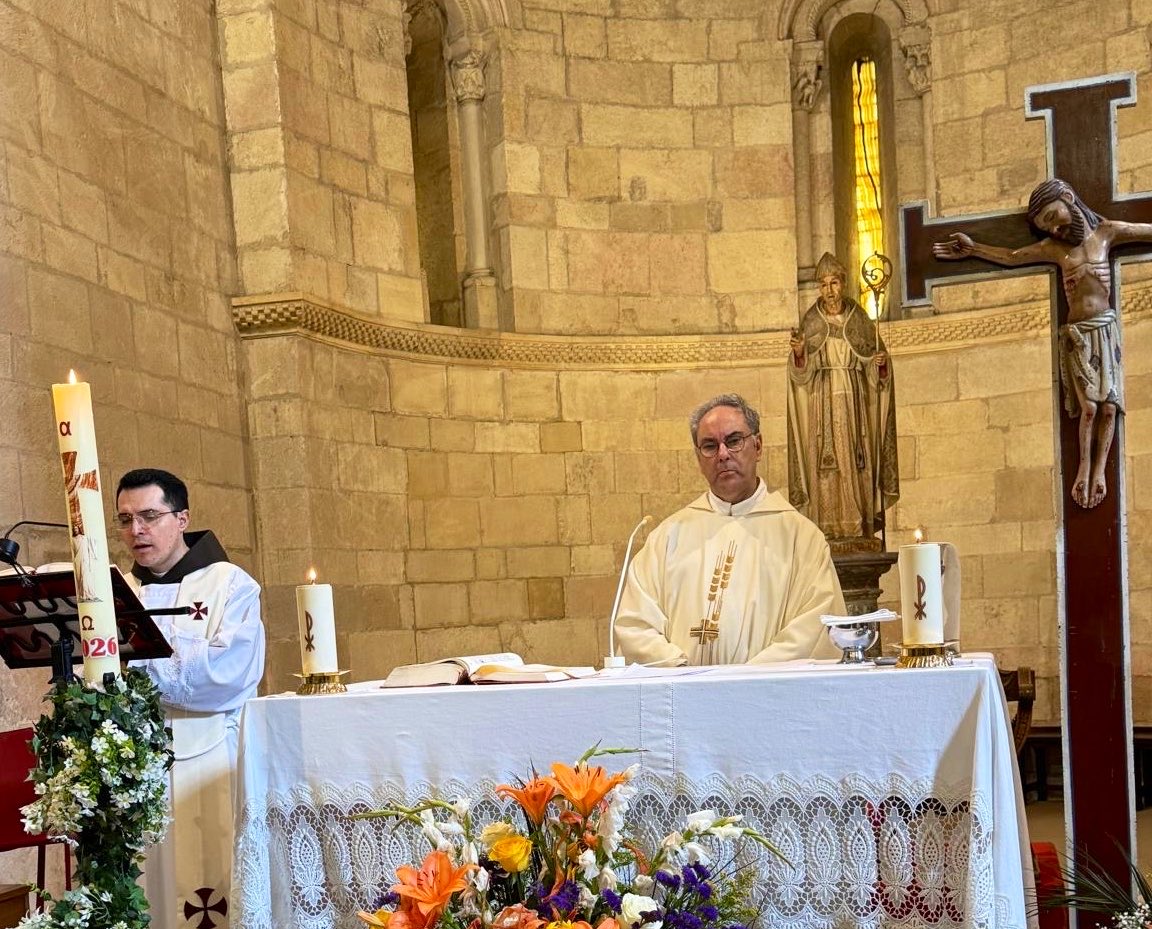 DiocesisVitoria's tweet photo. 🤝 Dos de las cofradias más importantes de #Álava se hermanan. La Basílica de Armentia ha sido el escenario donde se ha rubricado la fraternidad entre la Cofradía de Amigos de #SanPrudencio y la Cofradía de Santa María de #Estibaliz con el fin de reforzar su labor devocional. https://t.co/wiXiIZe8JL