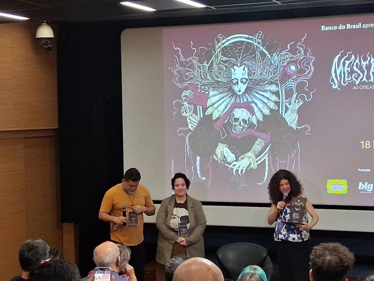 Lucas_DrSin's tweet photo. Hoje fui em masterclass com a rainha do grito, a diva Gilda Nomacce, 2h bem divertidas falando sobre atuação e tudo relacionado. Depois 4 de seus curtas exibidos com debate. Foi massa d+! E elogiei pra ela um de meus favs do ano passado, Enterre seus mortos do @marcodutra! 🎞💚 https://t.co/hNirgJSSSb