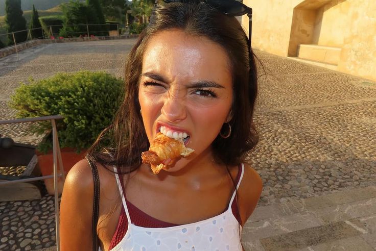 norrisabrina's tweet photo. imaginate ser tan linda que te sacas fotos comiendo y salís asi https://t.co/cQNJgU18Fj