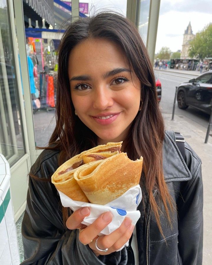 norrisabrina's tweet photo. imaginate ser tan linda que te sacas fotos comiendo y salís asi https://t.co/cQNJgU18Fj