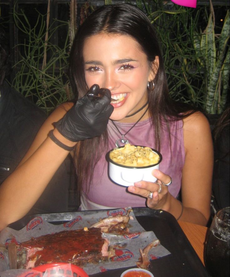 norrisabrina's tweet photo. imaginate ser tan linda que te sacas fotos comiendo y salís asi https://t.co/cQNJgU18Fj