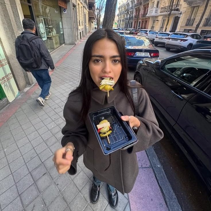 norrisabrina's tweet photo. imaginate ser tan linda que te sacas fotos comiendo y salís asi https://t.co/cQNJgU18Fj