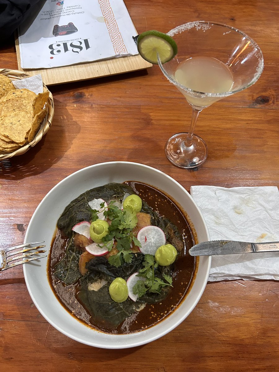 Amo cuando restaurantes locales cuidan y reinventan la comida e ingredientes tradicionales: tortillas con asiento, un cóctel con aguardiente y filete de pescado con hoja santa, mole y plátano 😋❤️🫶🏻✨