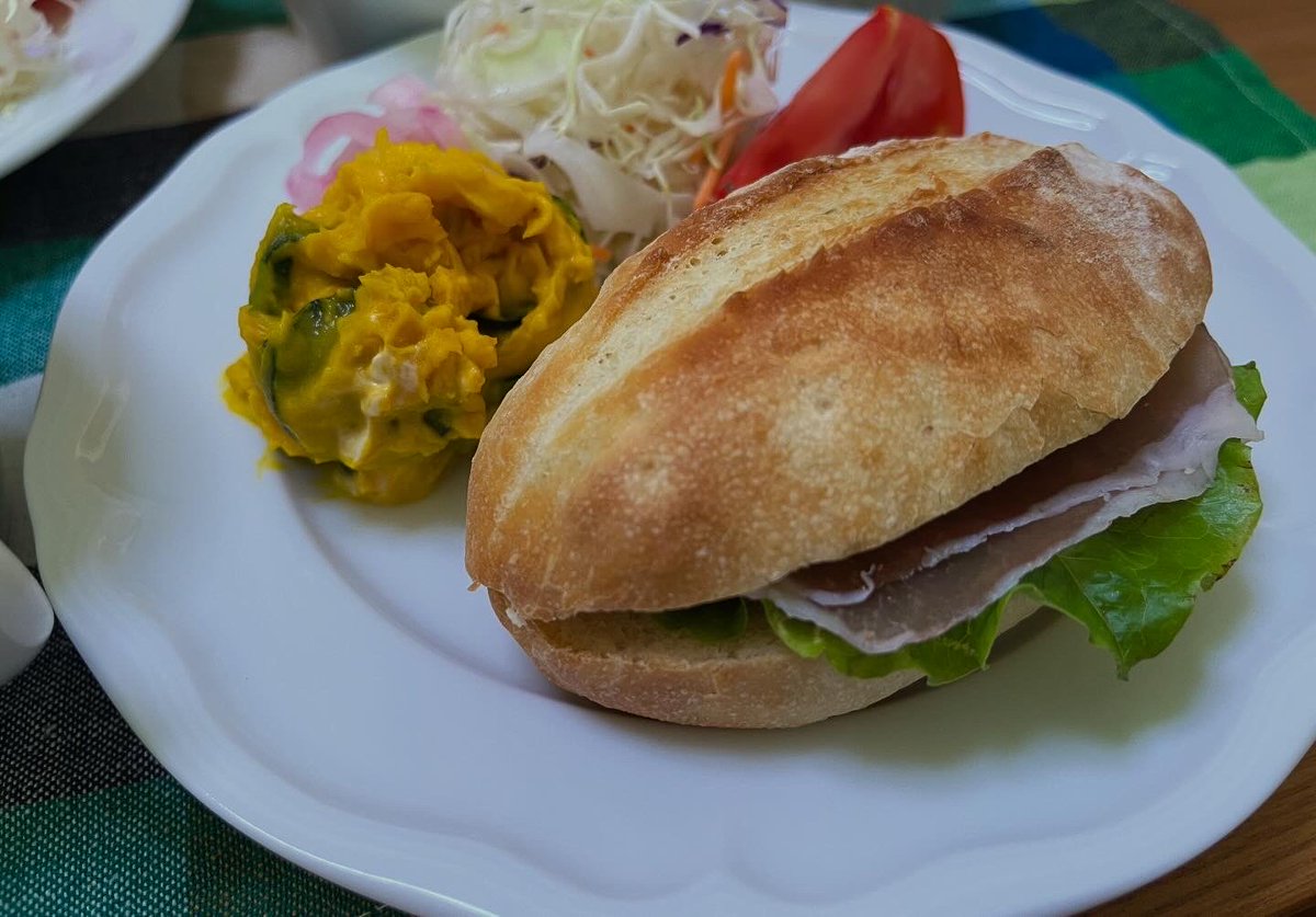 yidayuzi's tweet photo. 少し前に焼いたパンで生ハムサンド
#おうちごはん #朝ごはん #パン活 #朝パン https://t.co/yl5wXrQKFp