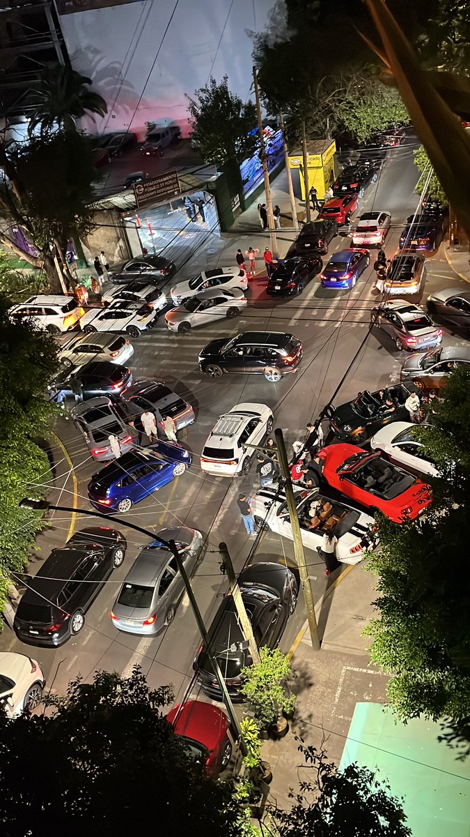 rafapinillos's tweet photo. @OVIALCDMX @SSC_CDMX 

No hay presencia policial y la violación al espacio público es evidente.

Se requiere presencia inmediata y sanción a los “franeleros”, al sector que no tiene presencia en el lugar y a los vehículos que violan la ley. https://t.co/n75yp6HAwq