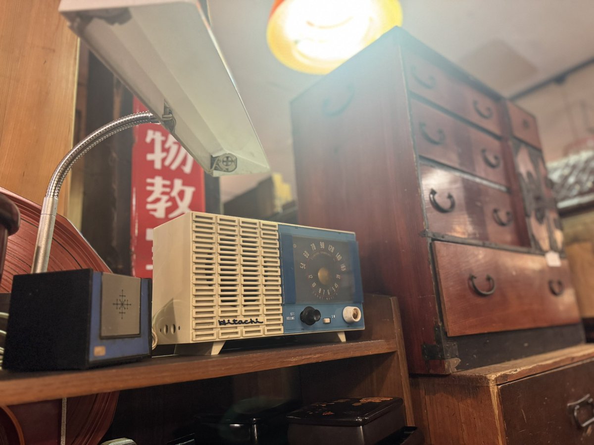 anyaka___'s tweet photo. そういえば、GWに益子の陶器市にいってきたよ。陶器と古道具と時々お花。吸い込まれそうな小道がたくさんあってすてきな町でした。半年に1回益子でお皿を買うの、幸福度が上がってとてもよい◎
シックな紫陽花を母の日に買ってもらったよ。わーい
みなさまもはっぴーははのひー https://t.co/IwPV3WJnWj