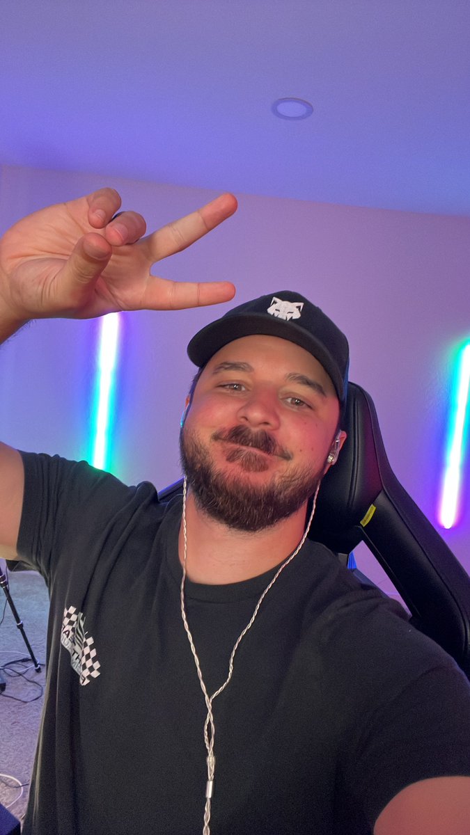 MarkClarkk tweet media