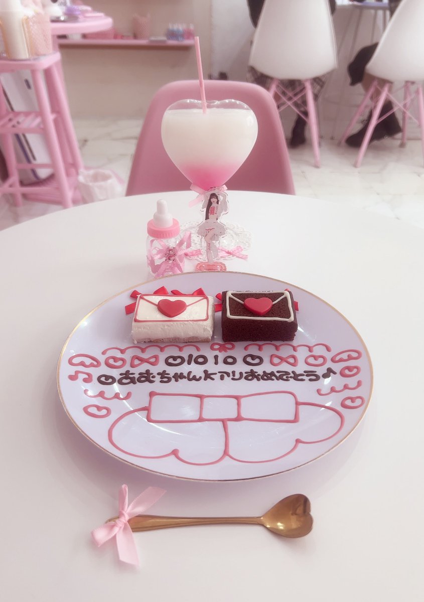amu_everyday's tweet photo. と〜〜ってもかわいいカフェにあむちゃんを引き連れたっ♥ https://t.co/zmIA7nq1iI