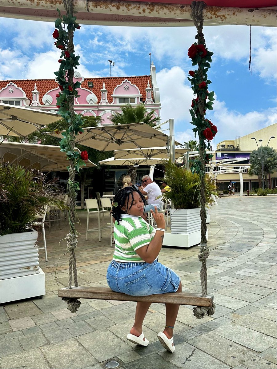 leefin_a's tweet photo. jetset on an island🤭🫶🏽 https://t.co/fo3Syw7Fk4