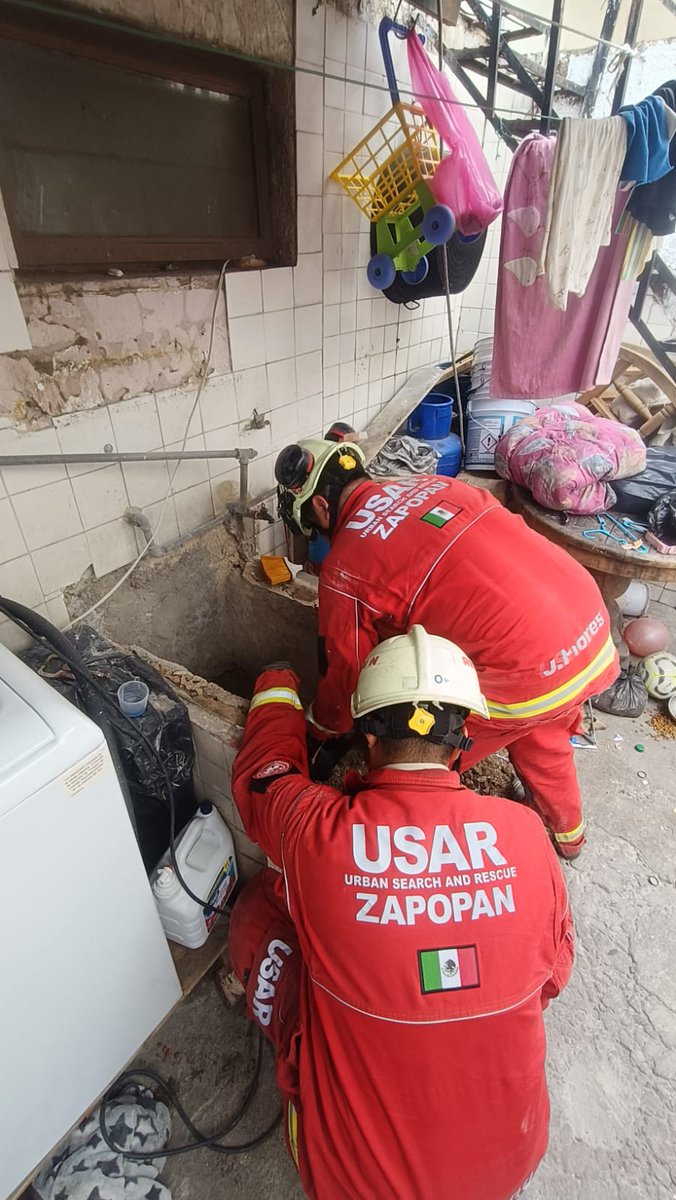 UMPCyBZ's tweet photo. #TodasLasVidasCuentan 🐶🚒
Oficiales 👨🏾🚒 de nuestra #Base1 rescataron a un cachorro 🐶 atrapado dentro de una tubería de desagüe en la col. Santa Fe.
💪 Con apoyo de una cámara térmica y equipo de corte, el canino fue liberado sano y salvo 👍 y entregado a sus propietarios. 🐾 https://t.co/mhYkrwy1N0