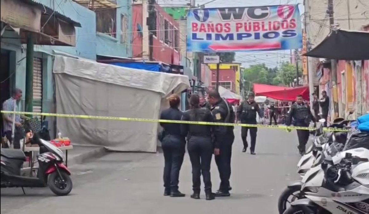Reporteroszona's tweet photo. 🚨 Balacera en Tepito deja dos mu3rtos y dos heridos🚨

#CDMX Una intensa movilización policiaca se registró en #Tepito tras una balacera ocurrida sobre la calle Tenochtitlan, entre Peñón y Constancia. https://t.co/4yUR0d94c1