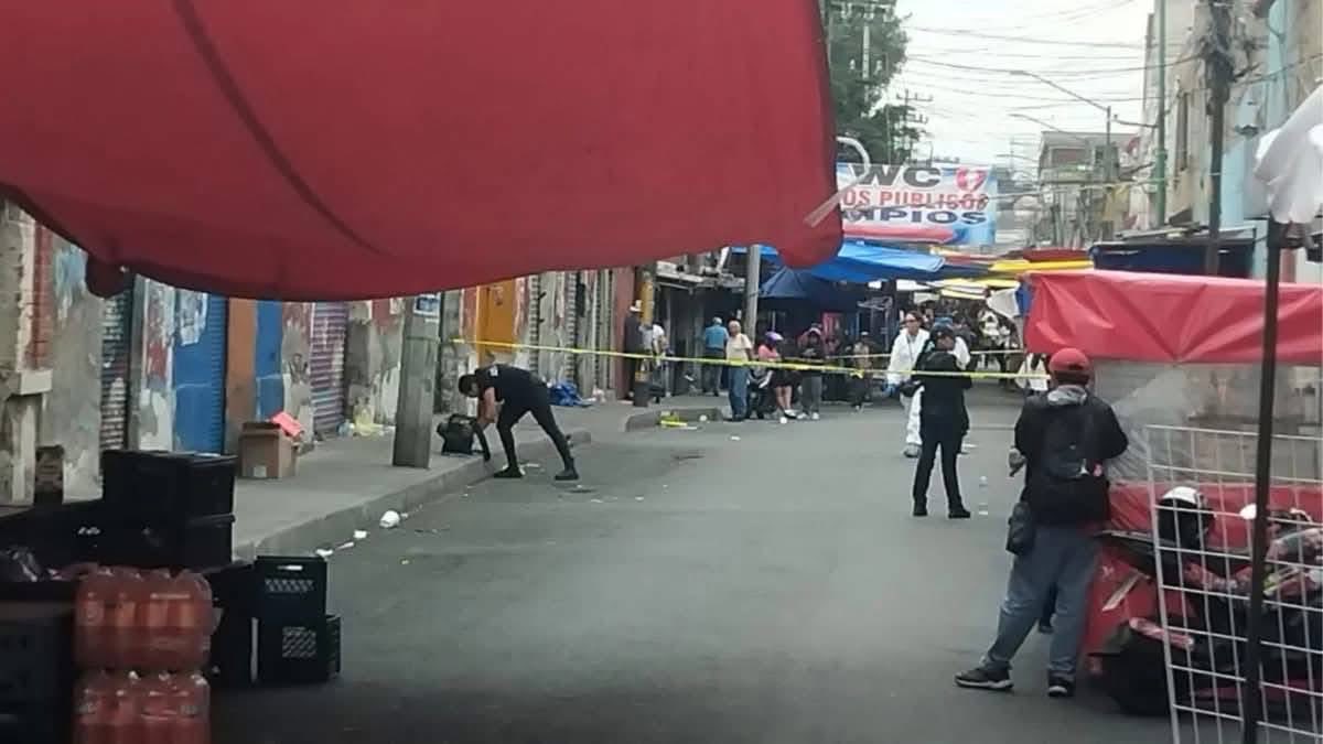 Reporteroszona's tweet photo. 🚨 Balacera en Tepito deja dos mu3rtos y dos heridos🚨

#CDMX Una intensa movilización policiaca se registró en #Tepito tras una balacera ocurrida sobre la calle Tenochtitlan, entre Peñón y Constancia. https://t.co/4yUR0d94c1