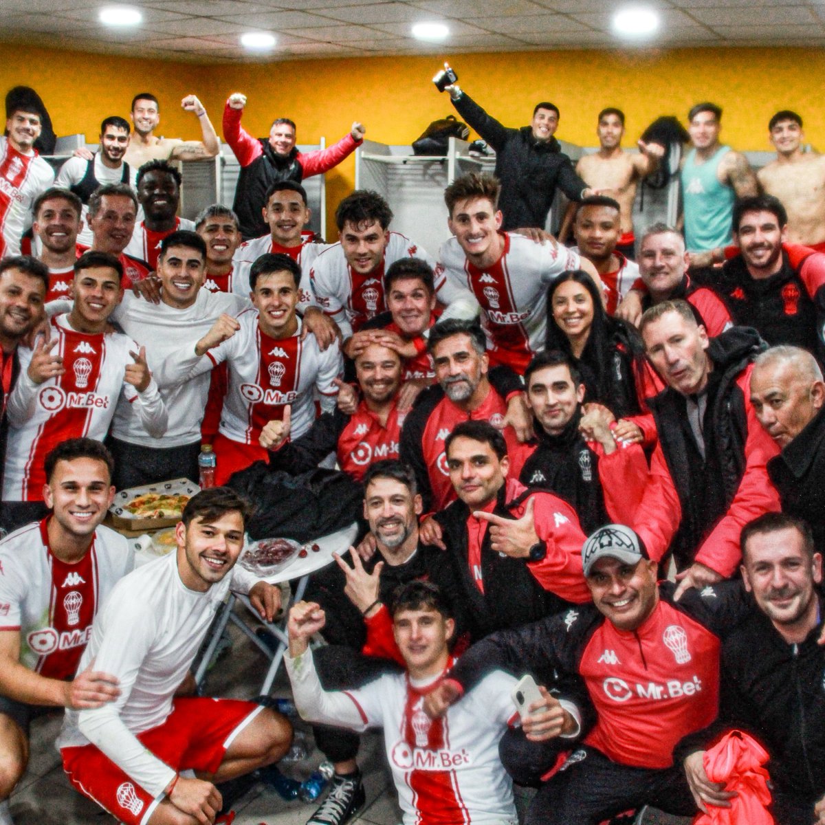 TyCSports's tweet photo. 🎈🏆 El festejo de los jugadores de Huracán tras la victoria ante Boca y la clasificación a los cuartos de final del #TorneoApertura.

📷 Huracán https://t.co/0mvRiF7dyp