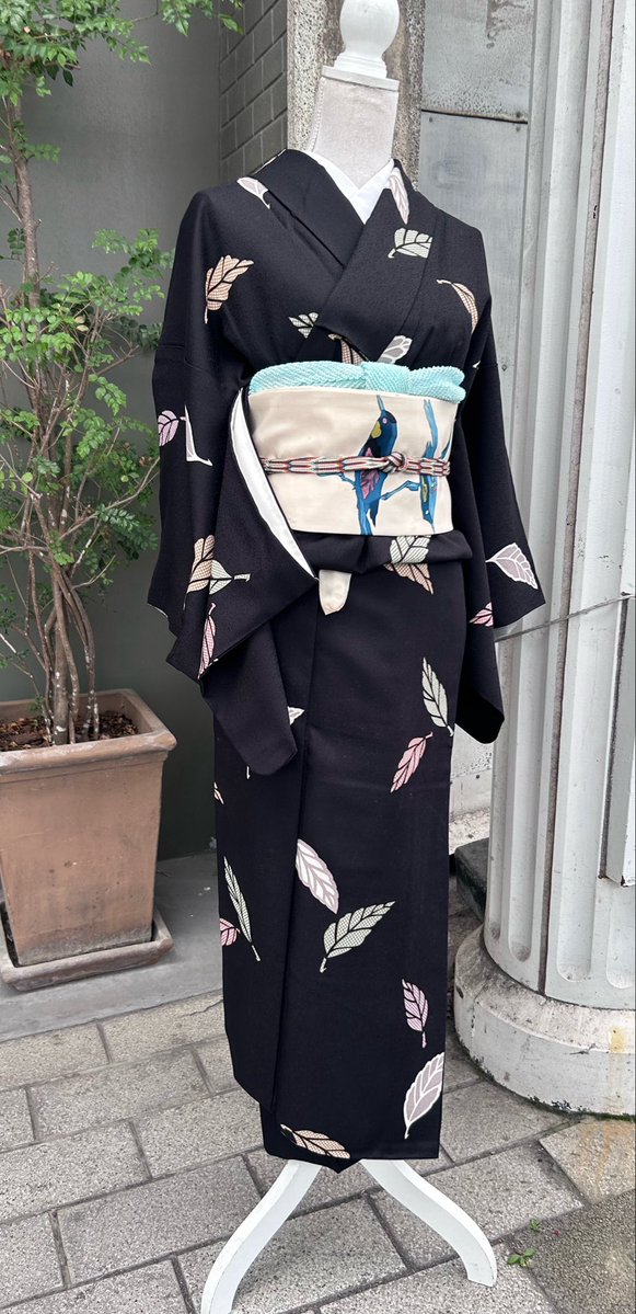 葉狐屋の看板娘 花子です。 青い鳥はここにいた！コーデ🪽 黒地に羽根