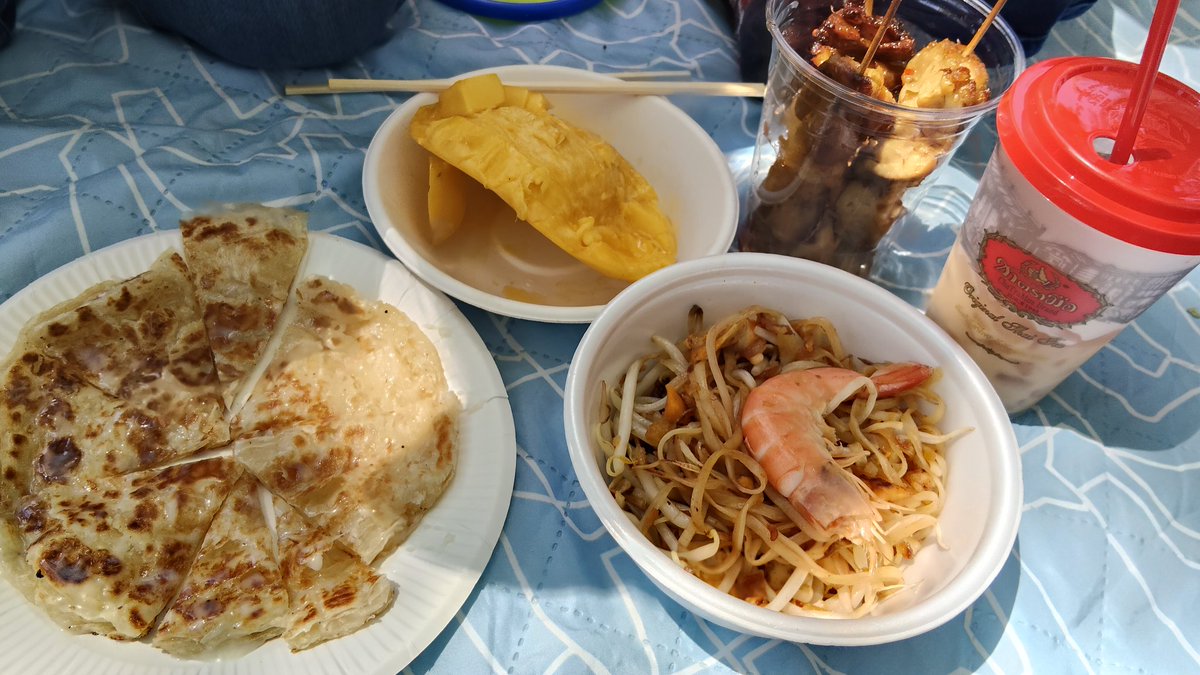 ahhy's tweet photo. 9時頃に来ましたが既に混んでて今カオス（笑）マンゴーも買えて良かったぁ。ホイトートが美味しい。
#タイフェス2026東京 #タイフェス https://t.co/2izbVQXqgi