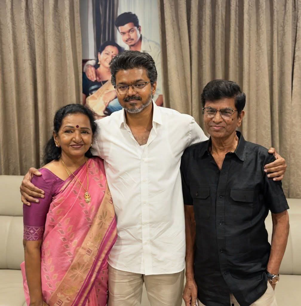 SDM_official1's tweet photo. *తండ్రి Sc మాదిగ - తల్లి బ్రాహ్మణ*. విజయ్ పూర్వీకులది చిత్తూరు జిల్లా . మద్రాసు ప్రెసిడెన్సీ టైం కార్మికుడిగా తన తాత కన్యాకుమారికి వలస వెళ్లి అక్కడే సెటిల్ అయ్యారు . తదనంతరం తండ్రి చంద్రశేఖర్ గారు చైన్నై లో చదువుకుంటూ సినిమాలపై మక్కువతో స్క్రిప్ట్ రైటర్ గా సినీ జీవితం ప్రారంభించి అసిస్టెంట్ డైరెక్టర్ గా , డైరెక్టర్ గా ఉన్నా కుల భావంతో చంద్రశేఖర్ గారిని తొక్కేసి ఆయన సినిమాలను ఆడనివ్వకుండా చేసి చివరికి అప్పులు పాలు అయ్యేలా చేశారు . మళ్లీ ఆయన అసిస్టెంట్ డైరెక్టర్ గా వెనక్కి వెళ్లి కుటుంబాన్ని పోషించుకుంటూ వచ్చి ఆర్థికంగా కొంత నిలదొక్కున్నా తర్వాత కొన్ని సినిమాలకు డైరెక్షన్, నిర్మాత గా వ్యవహరిస్తాడు . విజయ్ ని సినిమాల్లోకి తీసుకొచ్చిన తర్వాత విజయ్ ని చూసి నవ్వారు . వీడు హీరో ఏంట్రా అని అవమానించారు . విజయ్ మొదట్లో పట్టించుకోకపోయినా నిదానంగా విజయ్ సినిమాలు ఆడటంతో చిన్నగా విజయ్ ఫోకస్ అయ్యాడు . అలా 20 ఏళ్లకు సినిమాల్లో రజినికాంత్ తో పోటీ పడే స్థాయికి ఎదిగాడు . ఈరోజు తమిళనాడు కే ఒక పెరియార్, కరుణానిధి, జయలలిత గారికా మించి అత్యంత జనాదరణ పొందిన ఒక శక్తిగా విజయ్ ఎదిగాడు . ముఖ్యమంత్రి అయిన విజయ్ ఫాలోయింగ్ ముందు దేశమే వణుకుతుంది....

#vijayfans #thalapathy 
#tvk #TVKparty #chennai