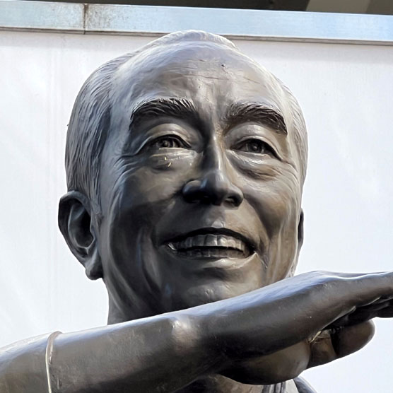 m_oka's tweet photo. 🗽 #KenShimura was one of Japan’s most beloved comedians, whose untimely death from COVID-19 shocked the nation. Through “#HigashimurayamaOndo,” 東村山音頭 he made his hometown famous across Japan and became a national star. His statue stands at the east exit of #Higashimurayama Station in Tokyo. https://t.co/mfbVc5Axm0