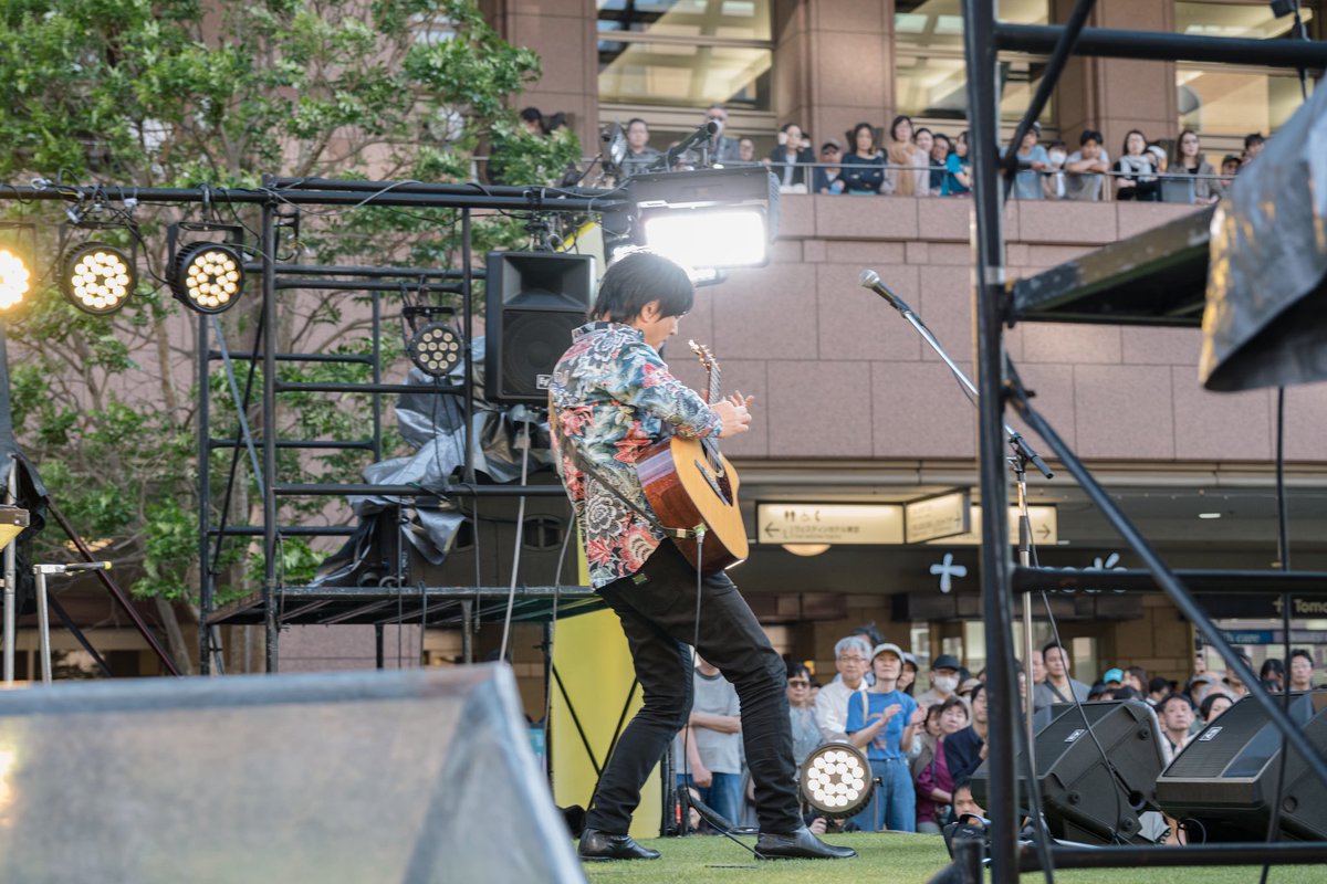 EbisuJazzGarden's tweet photo. ◤センター広場◢
本日最後のセンター広場ステージには押尾コータローが登場!
新緑の季節に映える、鮮やかで繊細なギタープレイで
大勢のオーディエンスを魅了しました🌿
@kotaro_oshio
https://t.co/YjkjFTzNGI
#JazzGarden #yebisugardenplace #ebisu #恵比寿 https://t.co/Y2GfoPZSB9