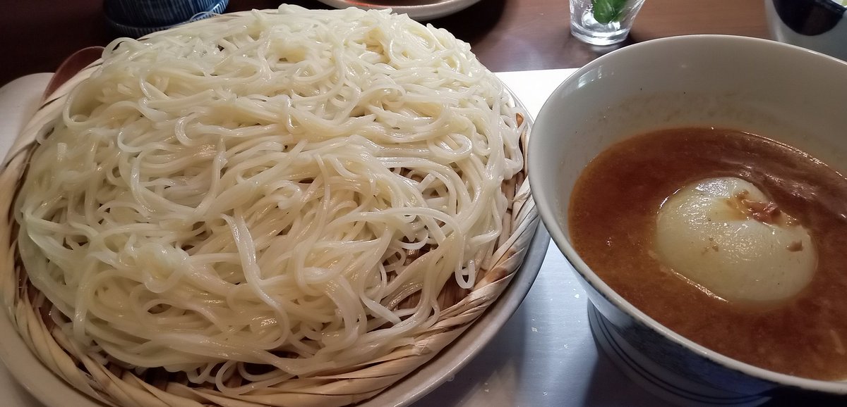 exe1555's tweet photo. 木崎湖巡礼行く前に安曇野うどんさんで食事😊
限定のカレーつけうどん＆和風ローストビーフ丼マジで美味いかった。
巡礼の際はまた来たいですね。 https://t.co/JieNiAjEMg