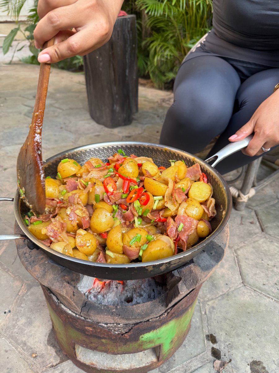 OutdoorVCooking's tweet photo. Primitive cooking. Crispy Spicy Baby Potatoes Fried with Bacon. #outdoorcooking #BushcraftCooking #VillageLife https://t.co/48nKexjW6Z