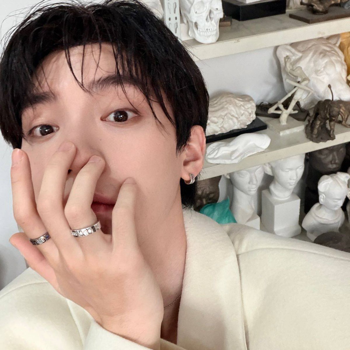 #zhouyiran studio weibo update !

“Every moment is a new beginning, feel the present, and now is the future. Wish you a joyful week~” 

#周翊然
