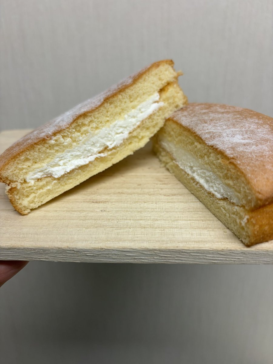 icemantorao's tweet photo. #SpongeCake
I’ll show this
Milk cream with sponge cake
Fluffy sponge cake was filled with plenty of sweet milk cream
Taste and texture were absolutely delicious
I really liked this large size
I want to eat it again https://t.co/eKHP07cOji