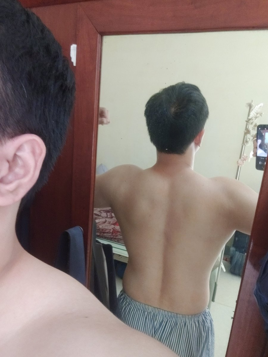 Capybara51196's tweet photo. Cũng hít xà này nọ mà lưng xô ko có gì 😂 https://t.co/sPj7yCsH2J