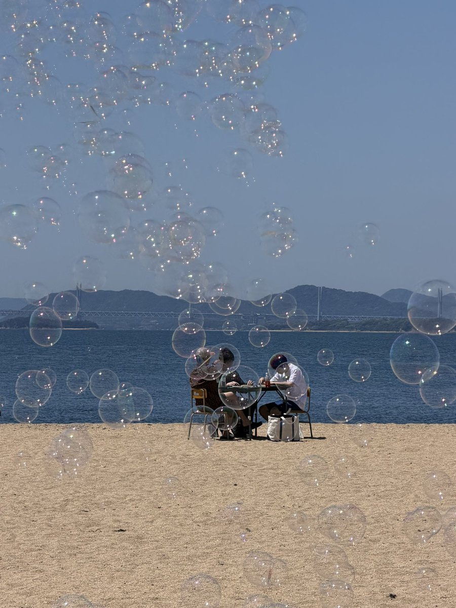 海で麻雀しとるやつらおるww
シャボン玉やってる人もおってコラ画像みたいww