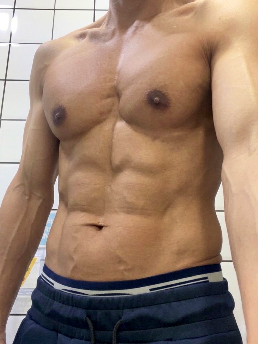 hotandcasual's tweet photo. fully recovered and sliding back into the gym like the thick, pumped-up snack i am 🐍🙌🏽💪#gym #6packs https://t.co/cIfvKbQhaT