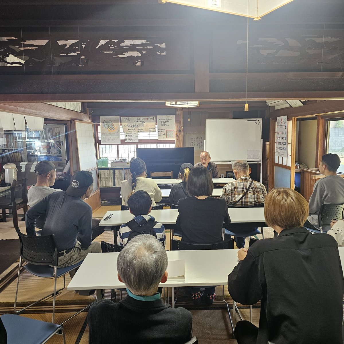 EditTango's tweet photo. ウィキペディアタウンin吉野地区、まちあるきスポット2ヵ所は、古代米復興の里・芋野区で、まずは地域の方からおはなしをうかがい、驚嘆の古代米コレクションを見学しま～す✨

いつのまにか参加者が2人ふえてる(*´∀`)♪

山の神まつりのおはなしも聴くよ

#ウィキペディアタウン
#赤米
#弥栄町芋野 https://t.co/BIFJz96wtq