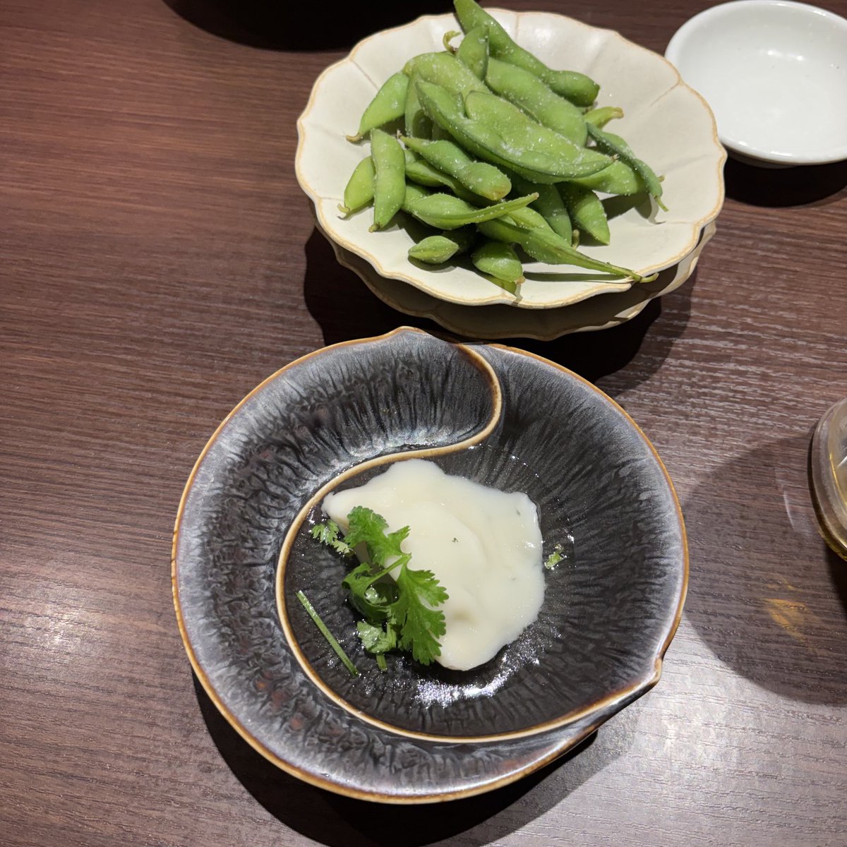 川崎アゼリア地下街で、土日も「ビール込み2時間食べ飲み放題2500円」という破格の安さ。
その代わり、自由注文の前にまずは提供されるおつまみのボリュームが。
本日のラインナップは、枝豆、サラダ、水餃子、焼き餃子、麻婆豆腐、油淋鶏、春巻き、酢豚、エビマヨ。