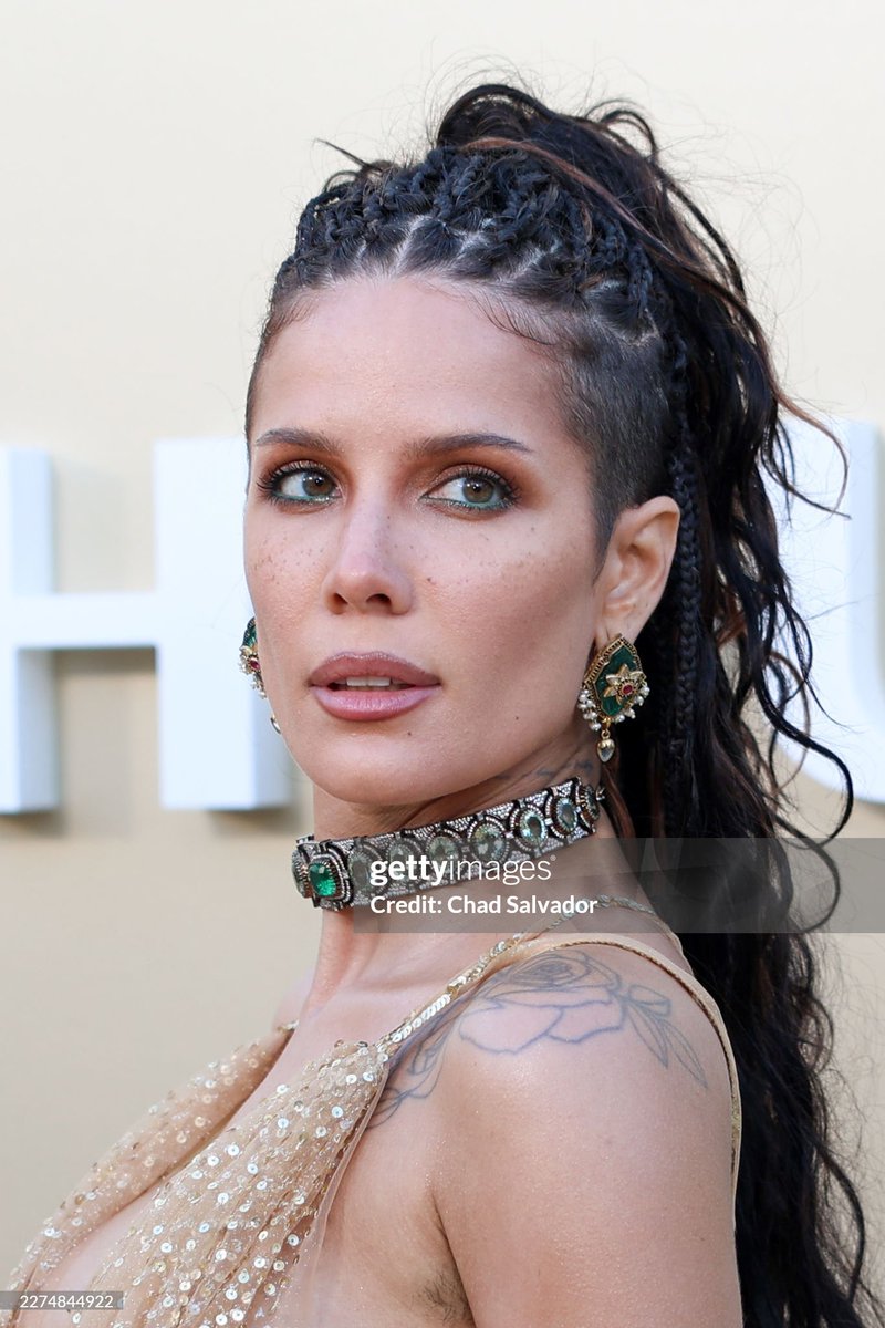 haIseylq's tweet photo. Halsey tonight at the Gold Gala. https://t.co/P66eiNdTTf