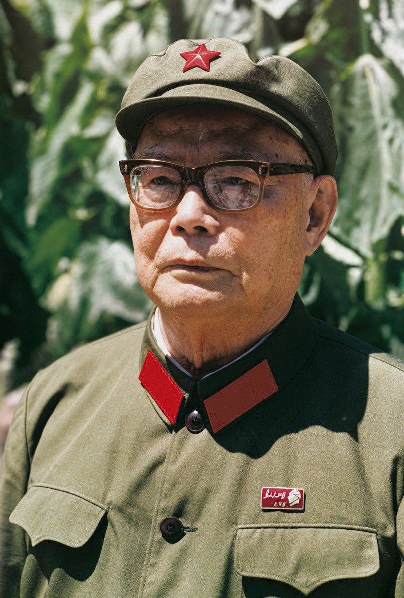 中共政坛“不倒翁”——叶剑英，叶帅，江湖人称“花帅”！
叶剑英（1897-1986），广东梅县客家人，中共十大元帅之一。从国民党阵营倒戈加入中共后，一生历经党内多次残酷斗争，却始终屹立不倒，被视为中共高层最精明的“政治生存大师”。