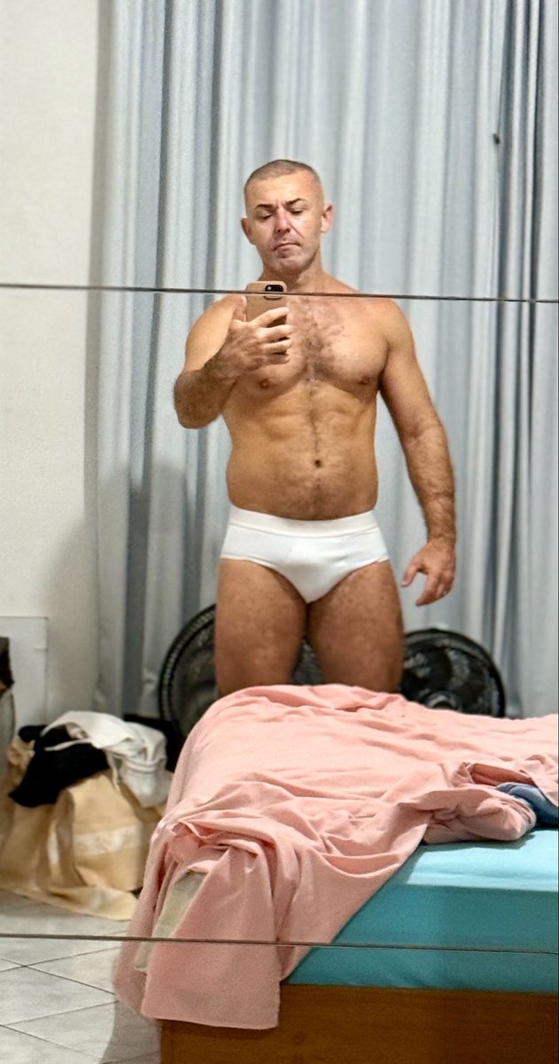 pcs1585's tweet photo. Não é pq tá frio que a gente dorme de roupa! zzz https://t.co/sZpkAkXFj3