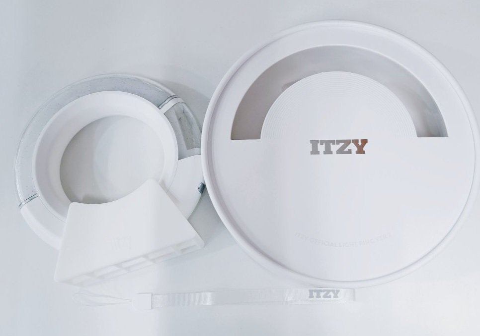 ITZYペンライト完売しました。
