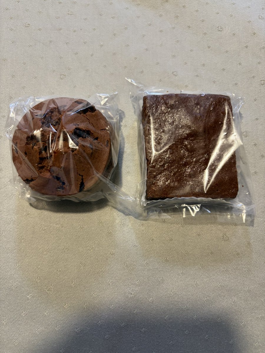 伊勢丹新宿店
クッキーとマフィンと私
maison du miel
マカダミアとキャラメルのショコラサンド(5個入り)・パレノスタルジック(10枚入り)×各1箱、レモンのマフィン×3個、ブラウニー・ショコラのスコーン×各1個を買いました☺️👍
去年の7月ぶりに出会えたので、楽しみです😋👍